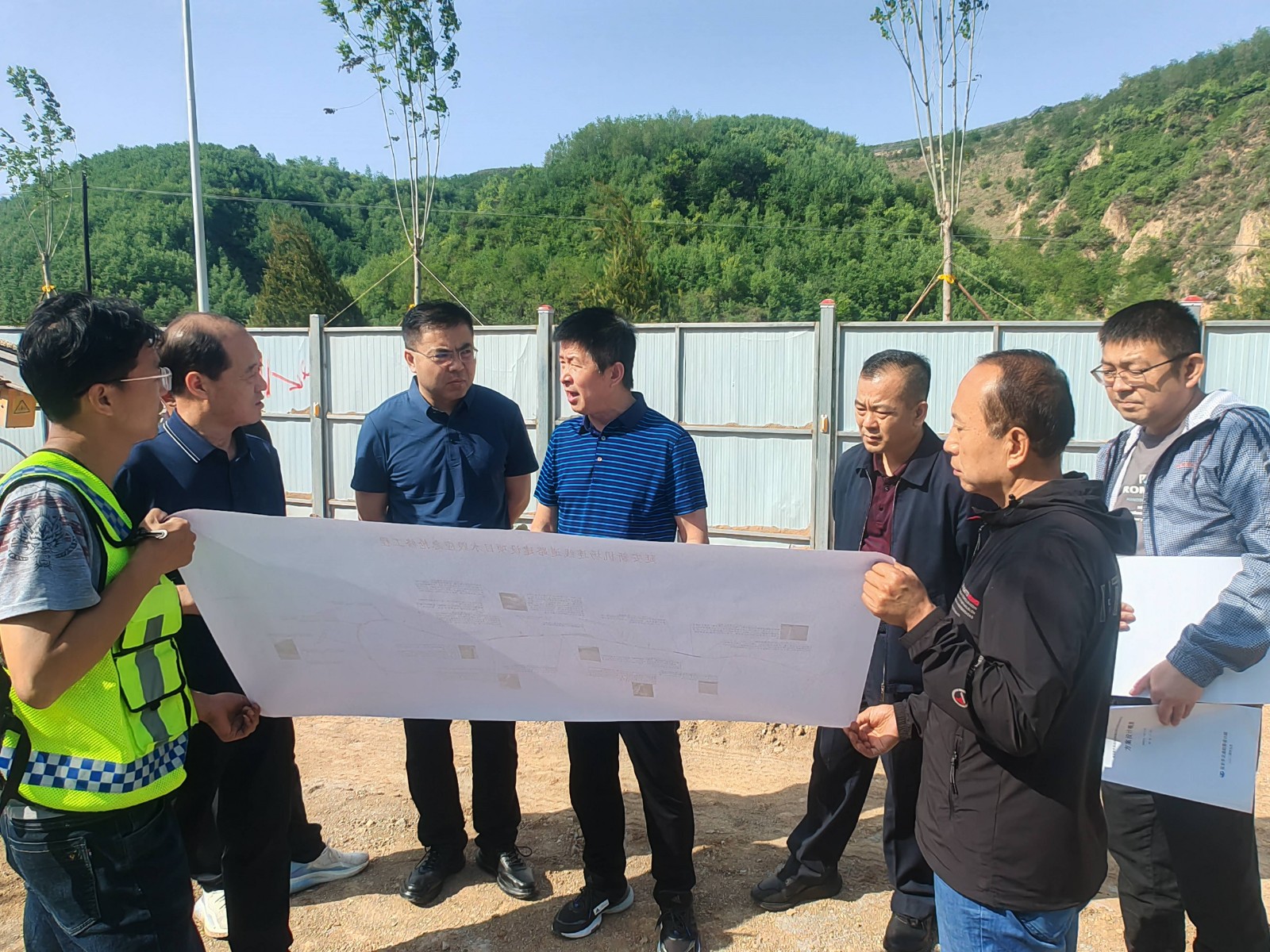 市交運局副局長劉玉東、集團公司董事長蘇東東一行深入延安交投集團在建項目調(diào)研督導(dǎo)